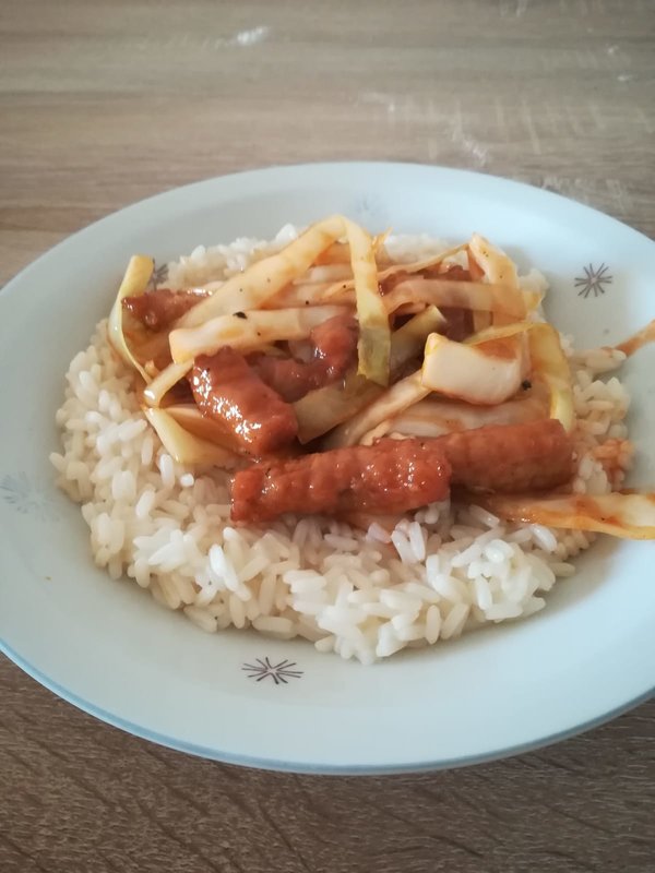 Gebackenes Schweinefleisch süß-sauer